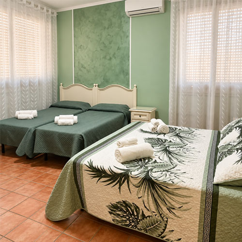 Camera tripla dell’Hotel Villa Romana di Piazza Armerina con letto matrimoniale e due letti singoli