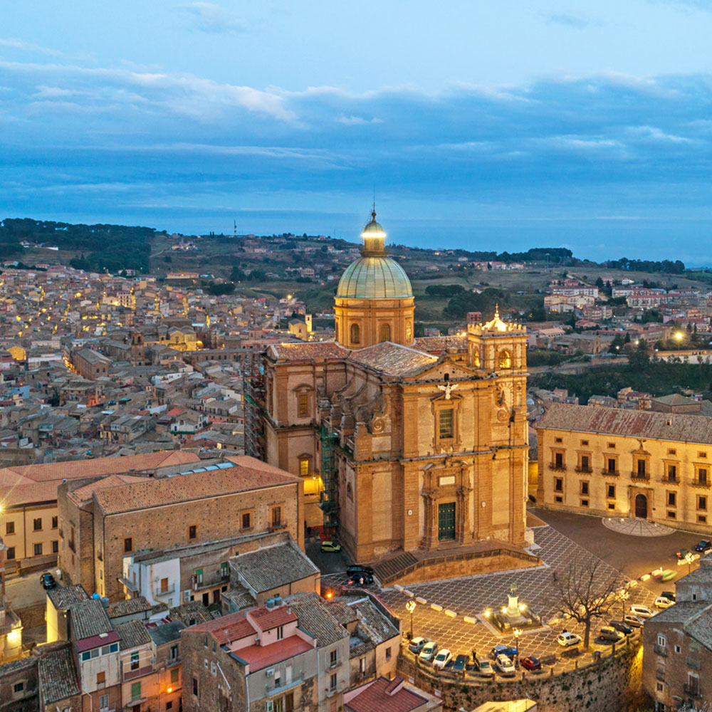 Duomo di Piazza Armerina, cattedrale storica nel centro della città in Sicilia