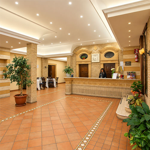 Reception dell’Hotel Villa Romana di Piazza Armerina con banco accoglienza e hall interna