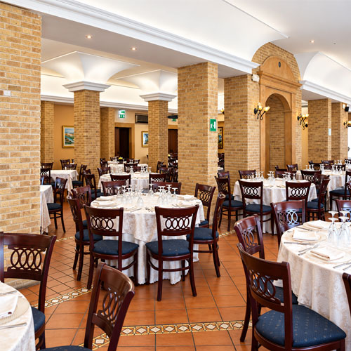 Sala ristorante dell’Hotel Villa Romana di Piazza Armerina con tavoli apparecchiati e ampi spazi